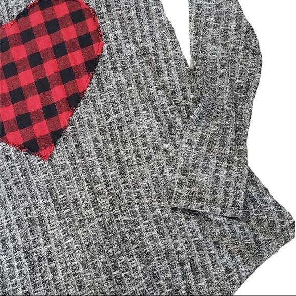 Le Lis Gray Ribbed Gingham Heart Sweater Small - Picture 2 of 4